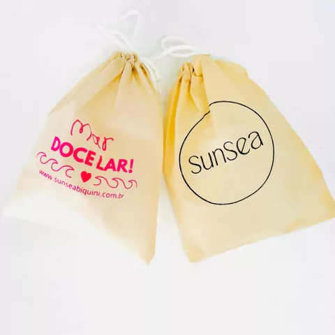 Um saquinho para guardar suas peças de estampas variada - BRINDE