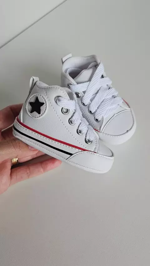 Sapatinho de Bebê Branco Cano Longo