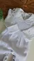 Conjunto Jardineira em Tricô + Body Manga Longa Bordado - Branco - comprar online