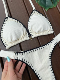 CORTININHA + CALCINHA FITA LARGA FIO DUPLO (OFF WHITE COM CROCHÊ PRETO)