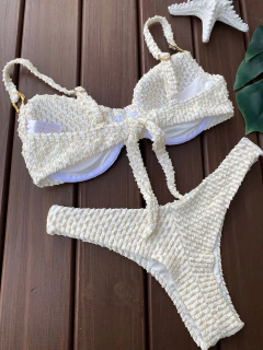 MEIA TAÇA DETALHE ORGÂNICO + CALCINHA ASA DELTA FIO DUPLO (OFF COM DOURADO) - comprar online