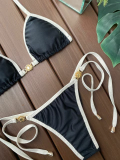 CORTININHA VIÉS + CALCINHA TIRINHA VIÉS SOL (PRETO COM OFF WHITE) - CAUSAR moda praia