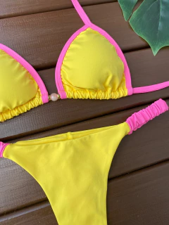 CORTININHA + CALCINHA FITA FRUFRU FIO DUPLO ( amarelo com rosa) - CAUSAR moda praia