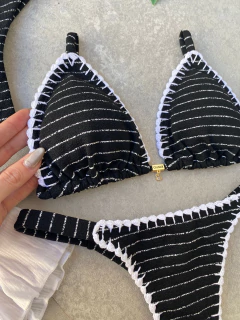 CORTININHA +CALCINHA FITA CROCHÊ (PRETO LISTRA BRANCA) na internet