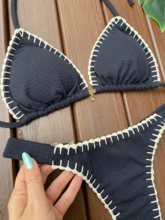 Imagem do CORTININHA + CALCINHA FITA LARGA FIO DUPLO ( PRETO COM CROCHÊ OFF WHITE)