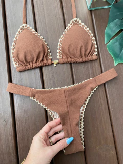 CORTININHA + CALCINHA FITA LARGA CROCHÊ (MARROM CAFÉ) - loja online