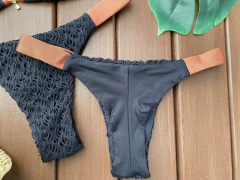 CORTININHA COM VIÉS + CALCINHA FITA LARGA (MACRAME PRETO/BRONZE) - CAUSAR moda praia