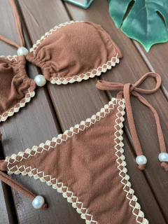 TOMARA QUE CAIA CROCHÊ + CALCINHA LACINHO CROCHÊ (MARROM CAFÉ) - CAUSAR moda praia