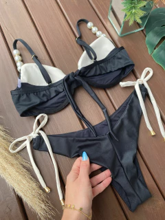 MEIA TAÇA COM PÉROLAS + CALCINHA REGULAGEM FIO DUPLO ( PRETO COM OFF WHITE) - CAUSAR moda praia