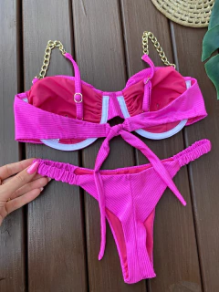 Imagem do BIQUINI DRAPEADO COM CORRENTE + CALCINHA FRUFRU FIO DUPLO (PINK)