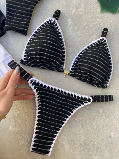 CORTININHA +CALCINHA FITA CROCHÊ (PRETO LISTRA BRANCA)