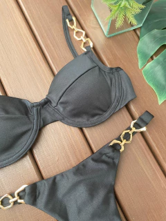 BIQUINI JADE - MEIA TAÇA + CALCINHA FITA COM ACESSÓRIO ORGÂNICO (PRETO)