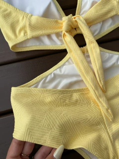 MAIÔ DECOTADO ARGOLA FIO DUPLO (AMARELO MANTEIGA) - CAUSAR moda praia