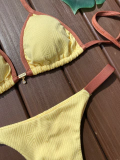 Cortininha + calcinha fita fio duplo (amarelo manteiga + bronze) - CAUSAR moda praia