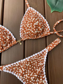 Cortininha + calcinha fita florzinha (crochê) - CAUSAR moda praia