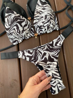 CORTININHA DUPLA FACE + CALCINHA FITA LARGA FIO DUPLO (ZEBRA COM PRETO) - CAUSAR moda praia