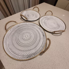 Bandeja metálica decorada en relieve con asas de yute mediana 35cm