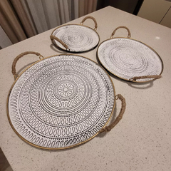 Bandeja metálica decorada en relieve con asas de yute chica 30cm - tienda online