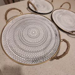 Imagen de Bandeja metálica decorada en relieve con asas de yute mediana 35cm