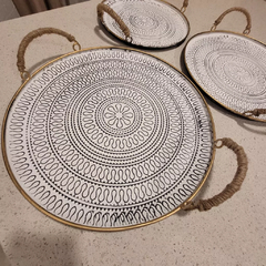Imagen de Bandeja metálica decorada en relieve con asas de yute chica 30cm
