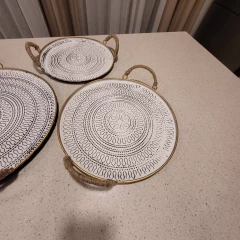 Bandeja metálica decorada en relieve con asas de yute mediana 35cm - tienda online