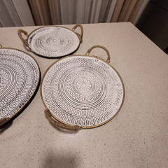 Bandeja metálica decorada en relieve con asas de yute chica 30cm - kazaru