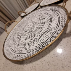 Bandeja metálica decorada en relieve con asas de yute mediana 35cm en internet