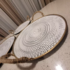 Bandeja metálica decorada en relieve con asas de yute mediana 35cm - tienda online