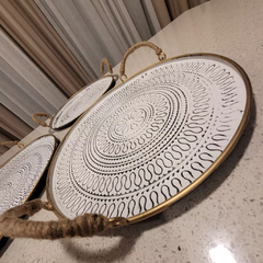 Bandeja metálica decorada en relieve con asas de yute chica 30cm - kazaru