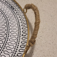Bandeja metálica decorada en relieve con asas de yute chica 30cm en internet
