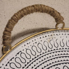 Bandeja metálica decorada en relieve con asas de yute mediana 35cm en internet