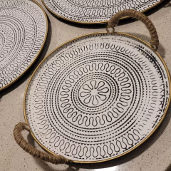Bandeja metálica decorada en relieve con asas de yute mediana 35cm - comprar online