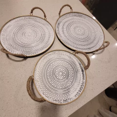 Bandeja metálica decorada en relieve con asas de yute mediana 35cm - comprar online