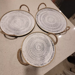 Bandeja metálica decorada en relieve con asas de yute chica 30cm - kazaru