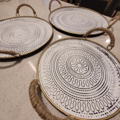 Bandeja metálica decorada en relieve con asas de yute mediana 35cm