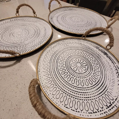 Bandeja metálica decorada en relieve con asas de yute chica 30cm