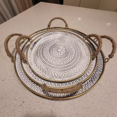 Imagen de Bandeja metálica decorada en relieve con asas de yute mediana 35cm