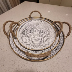 Imagen de Bandeja metálica decorada en relieve con asas de yute chica 30cm