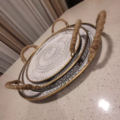 Bandeja metálica decorada en relieve con asas de yute mediana 35cm