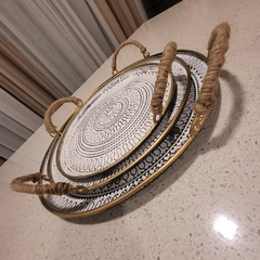 Bandeja metálica decorada en relieve con asas de yute chica 30cm