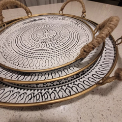 Bandeja metálica decorada en relieve con asas de yute chica 30cm - tienda online