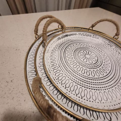 Bandeja metálica decorada en relieve con asas de yute mediana 35cm - kazaru