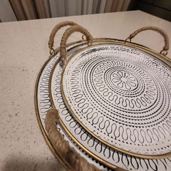 Bandeja metálica decorada en relieve con asas de yute chica 30cm en internet