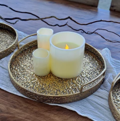 Imagen de Bandeja martillada dorada manijas mediana 38cm