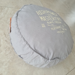 Almohadon Tusor Stamp con cuero puff grande 60x20cm