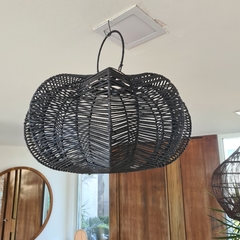 Lampara pantalla petalos negra - comprar online