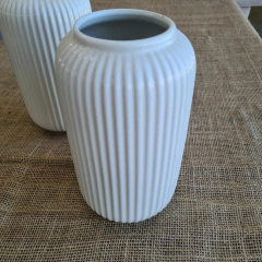 Florero blanco rayado