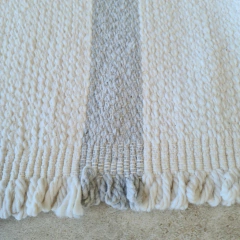 Alfombra telar rayada blanca con gris 120x60cm - comprar online
