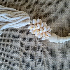 Colgante borla caracoles y madera 55cm - comprar online