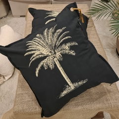 Almohadon Tusor Stamp Negro con cuero 60x60cm
